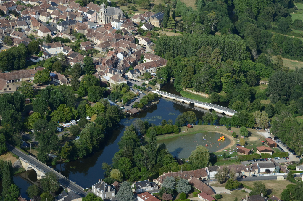 Place de Bélâbre ensoleillée